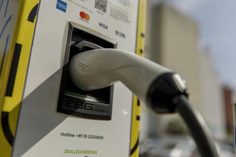 Auch an der Ortsverwaltung in Delkenheim soll es bald eine Ladesäule für E-Autos geben. © Carsten Koall/dpa
