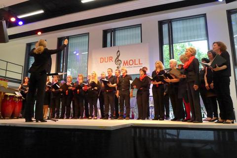 Der Chor „Dur und Moll“ mit seiner Leiterin Helga Liewald zeigt sich bei seinem Jahreskonzert „Alles neu macht der Mai“ gut in Form. Foto: Anja Baumgart-Pietsch  Foto: Anja Baumgart-Pietsch