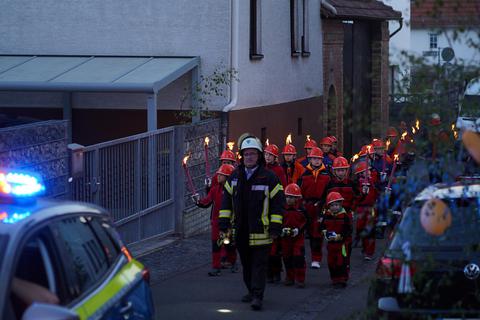 Kinder und Jugendliche von den „Bambinis“ und der Jugendfeuerwehr führen den traditionellen Fackelumzug durch Wiesbadens kleinsten Stadtteil an. Foto: Johannes Lay