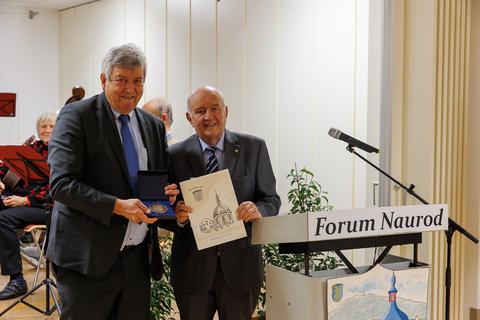 Karl-Heinrich Schäfer (links) bekommt von Ortsvorsteher Wolfgang Nickel die Nauroder Bürgerplakette verliehen. © Carsten Simon