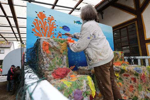 Die Festwagen werden für den großen Umzug bemalt. Hier Janine Scherer beim Motiv „Tauchgang am Barrier Reef“. Foto: Jörg Halisch