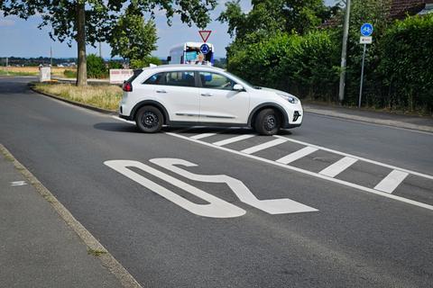 Die Sperrung am Kreisel in Nordenstadt hat Autofahrer immer wieder zu wagemutigen Manövern gebracht.