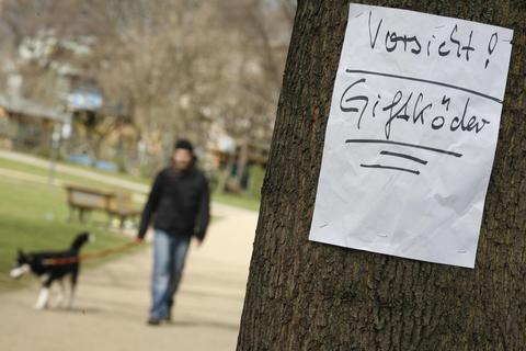 Ein Zettel warnt in einem Park in Berlin vor ausgelegten Giftködern. Auch im Rambacher Wald ist Vorsicht geboten. Symbolfoto: dpa