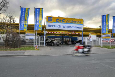 Wenn kein Flohmarkt ist, sieht es so aus. An Markttagen ist es aber chaotisch am Edeka-Großmarkt. Foto: Harald Kaster