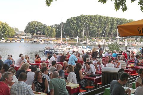 Freude am und auf dem Wasser: Von Freitag bis Montag werden wieder Tausende beim Hafenfest in Wiesbaden-Schierstein erwartet. Archivfoto: René Vigneron