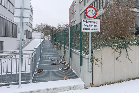 Noch geschlossen und nicht barrierefrei. Der "Eiserne Steg" in Schierstein vom Kormoranweg zur Promenade.