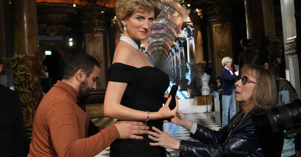 Lady Di se po 28 letih vrača v Pariz kot voščena figura