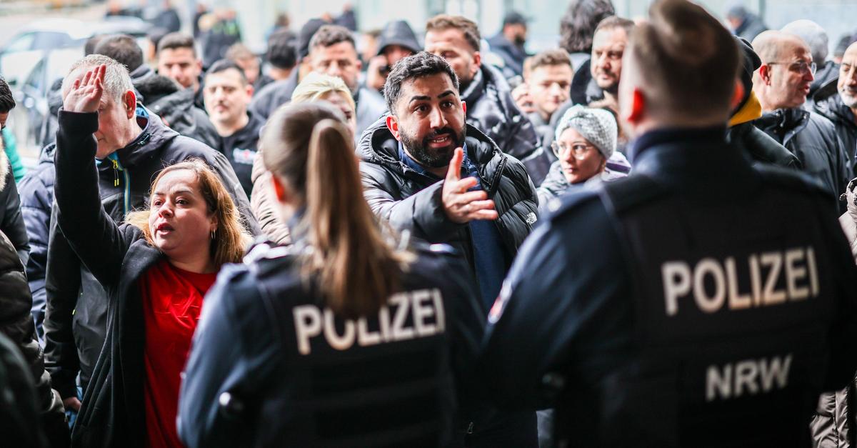 Sparkassen-Raub-Polizei-vernimmt-ab-Montag-Tausende-Opfer