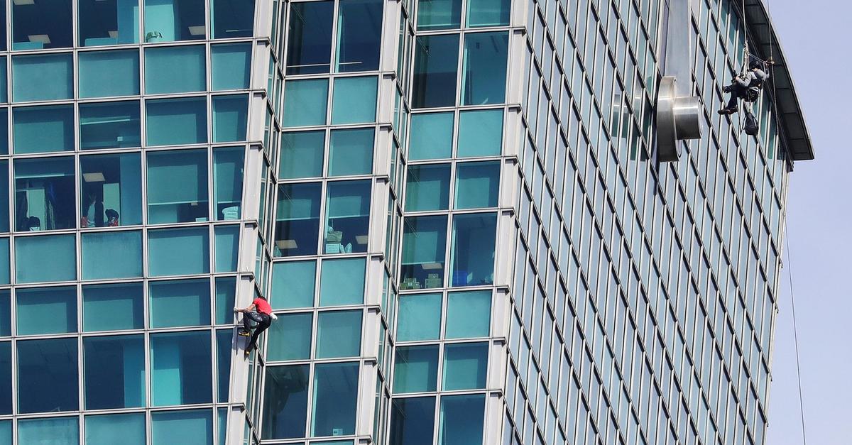 Selfie-auf-dem-Gipfel-Honnold-bezwingt-Wolkenkratzer