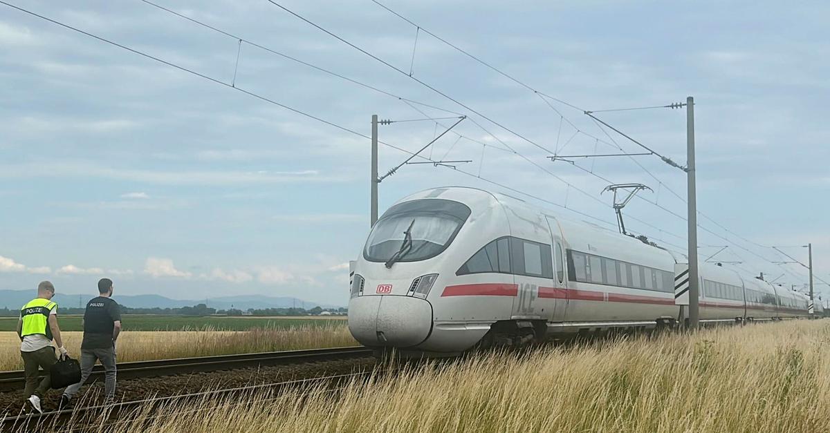 Mann-attackiert-Fahrg-ste-in-ICE-mehrere-Verletzte