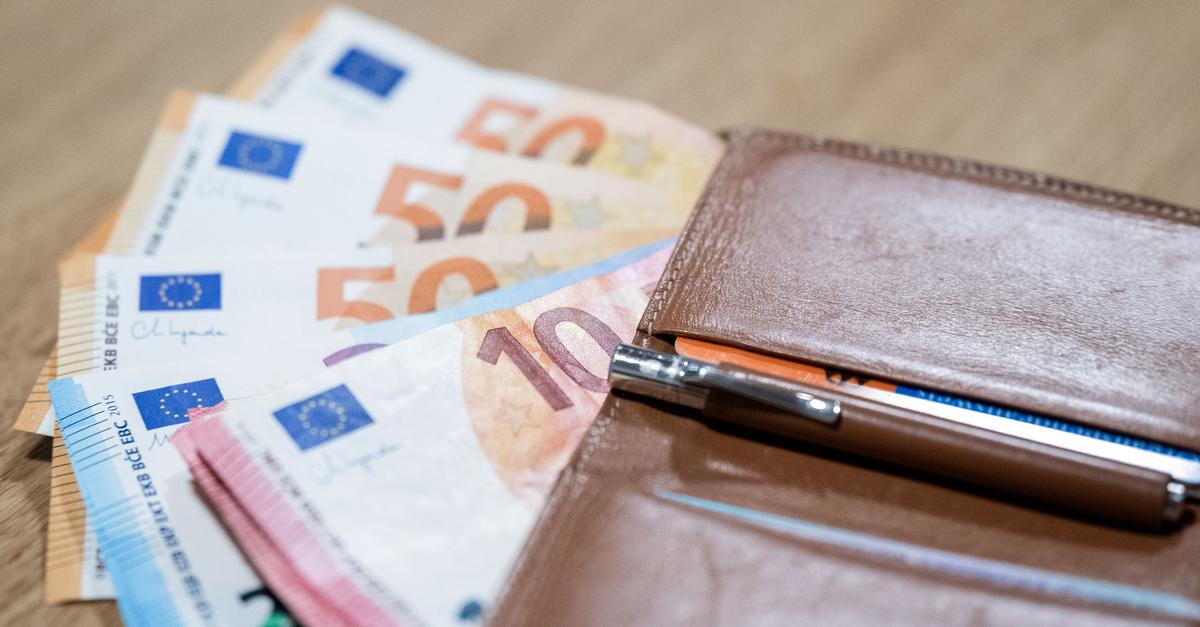 Moški po obisku lokala našel več sto evrov v svoji srajci