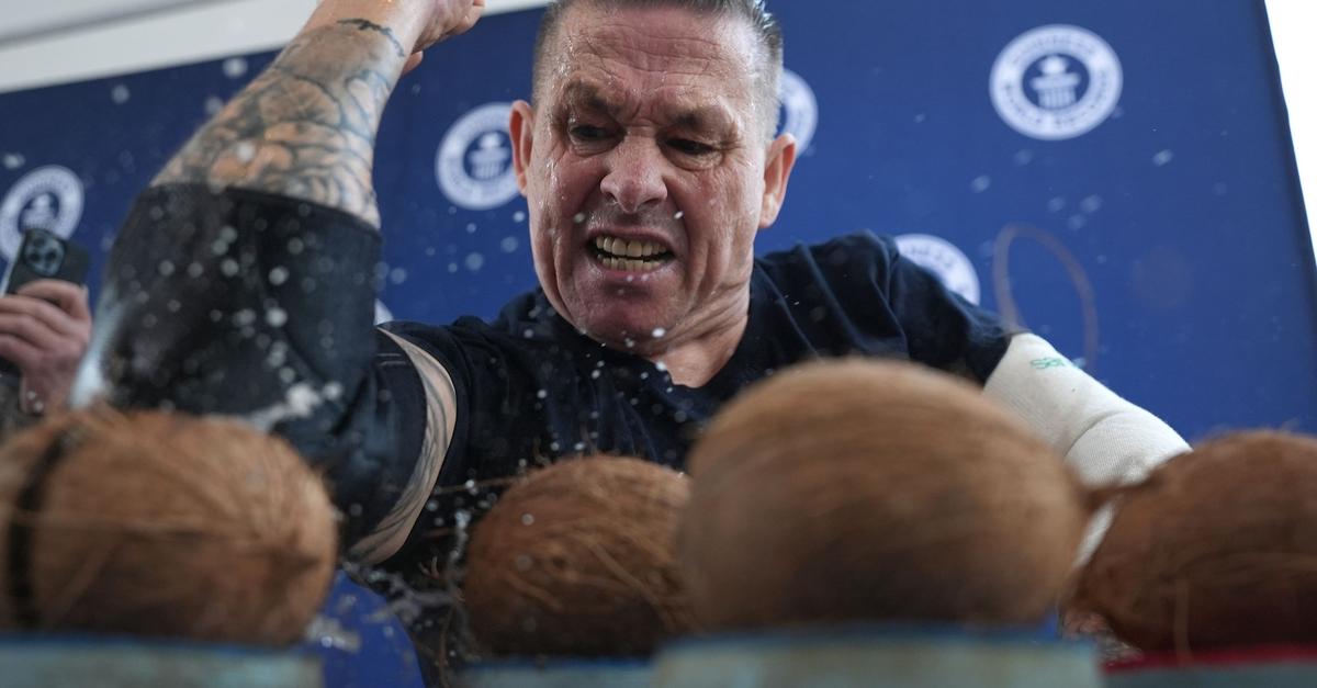 Kokosn-sse-zerschlagen-und-Eier-mit-Essst-bchen-fangen