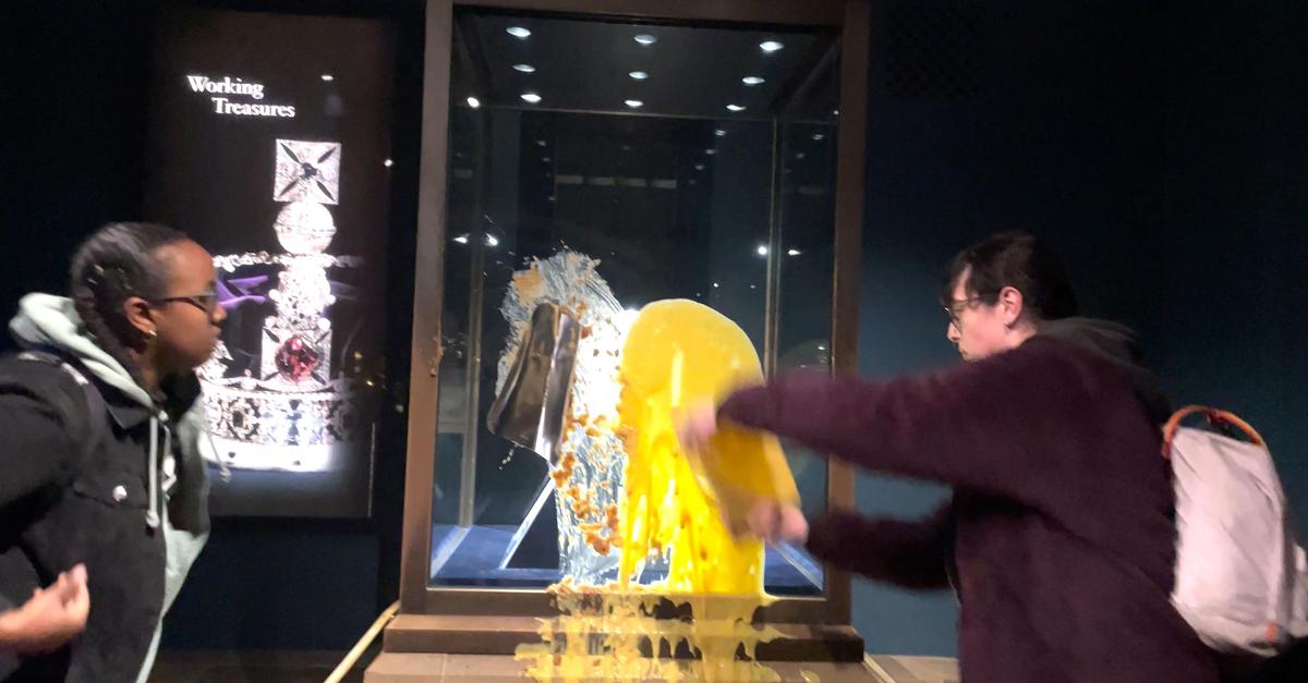 Kuchenprotest im Tower: Aktivisten attackieren Kronjuwelen