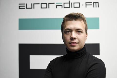 Auf diesem vom Europäischen Radio für Belarus zur Verfügung gestellten Foto steht der belarussische Journalist und Oppositionsaktivist Roman Protassewitsch vor dem Logo des Radiosenders. Der 26-Jährige war am Sonntag am Minsker Flughafen in Haft genommen worden. Archivfoto: Euroradio/AP/dpa