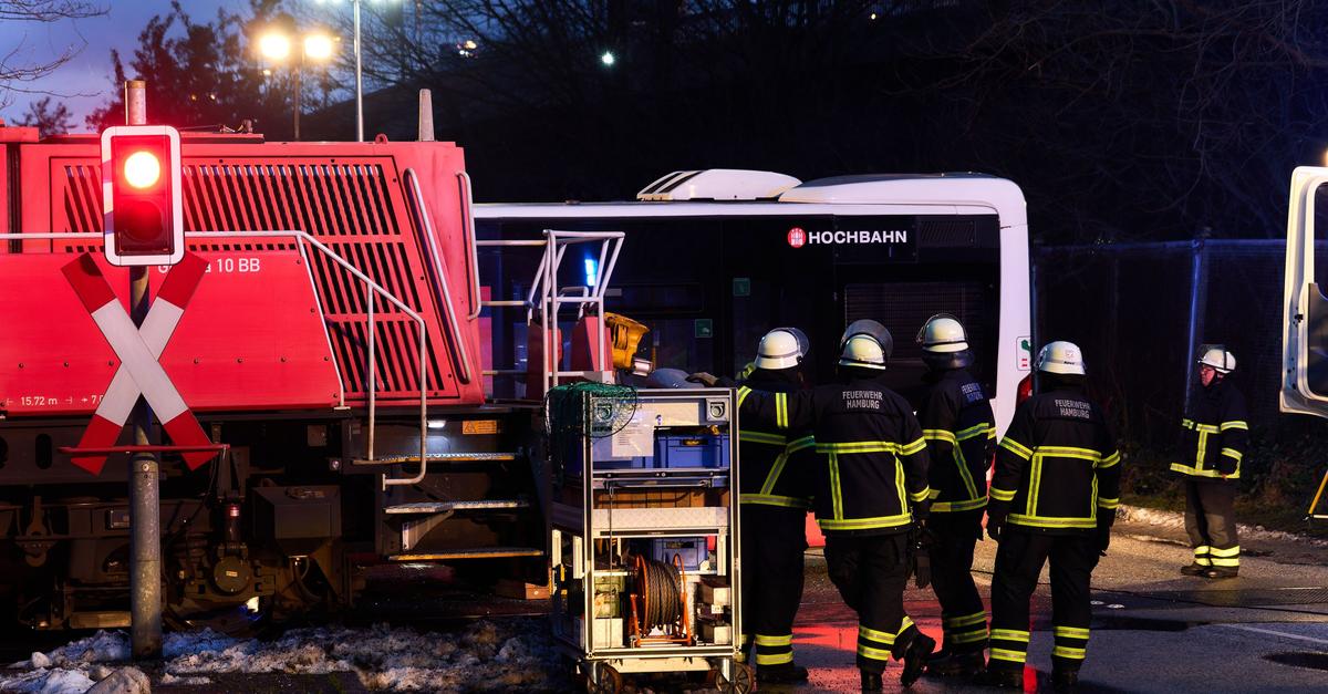 Ein-Toter-und-mehrere-Verletzte-im-Bus-bei-Unfall-in-Hamburg