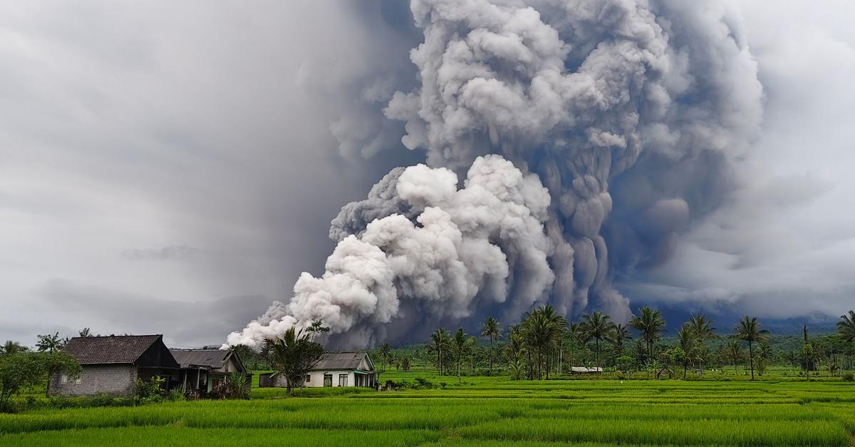 Vulkan-Semeru-ausgebrochen-Verletzte-und-schwere-Sch-den