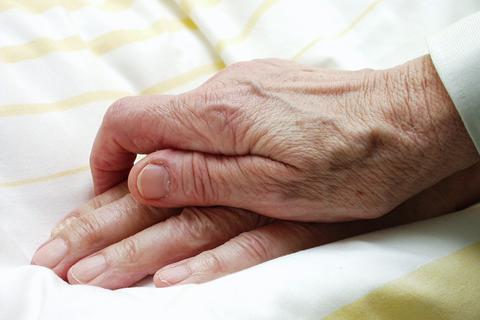 Zuneigung ist für viele Patienten in einem Altenheim oder Hospiz wichtig.  Archivfoto: Isabel Mittler