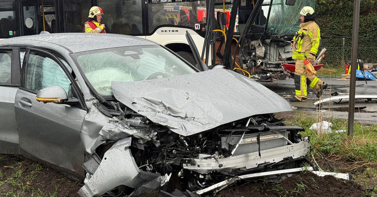 Schulbus prallt mit Autos zusammen - Alle Kinder unverletzt
