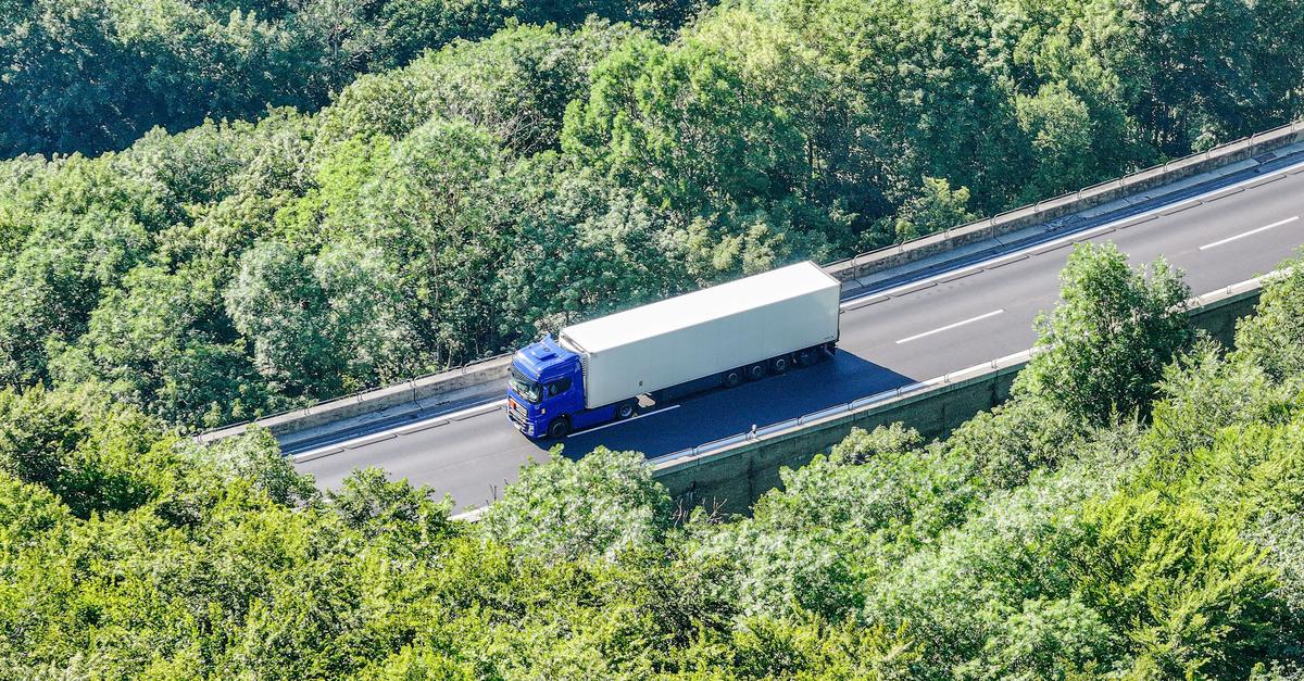 Explosives-Gefahrgut-legt-A8-lahm-Evakuierungen-und-Stau