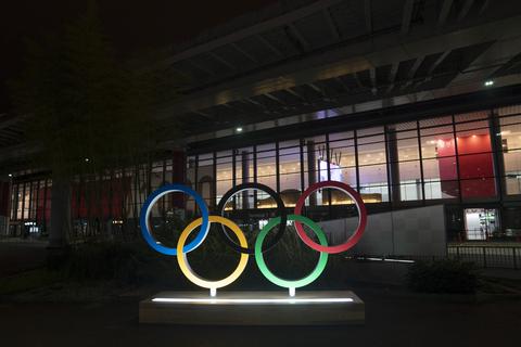 Die olympischen Ringe sind vor dem Narita International Airport zu sehen. Eine Woche vor der Eröffnung der Olympischen Spiele in Tokio gibt es den ersten Corona-Fall im Athletendorf.  Foto: Jae C. Hong/AP/dpa