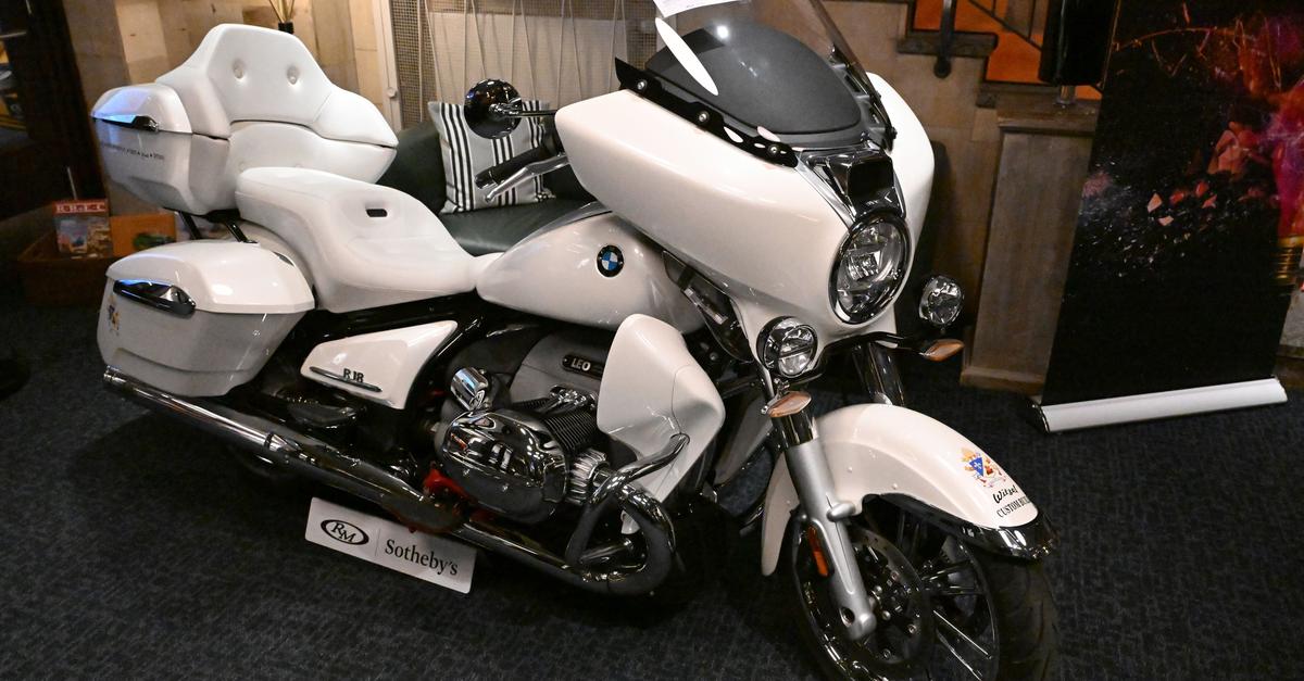 Signiertes „Papst-Motorrad“ für 130.000 Euro versteigert