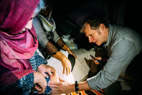 Der Mainzer Arzt Gerhard Trabert bei einem früheren Besuch im Flüchtlingscamp Moria auf Lesbos. Archivfoto: Alea Horst