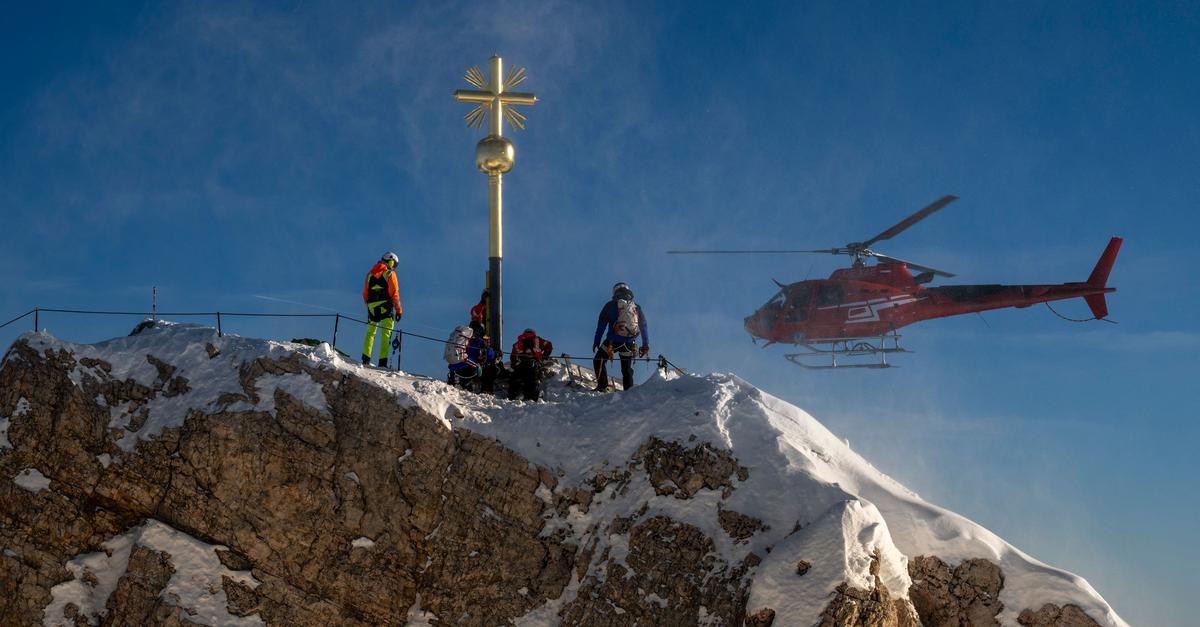 Zugspitze-gl-nzt-wieder-Gipfelkreuz-neu-vergoldet-zur-ck