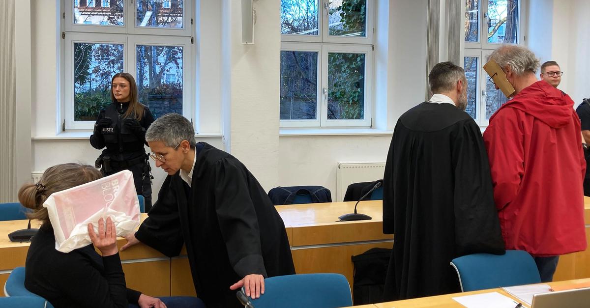 Prozessstart: Junge Frau entführt und in Holzkiste gesperrt?