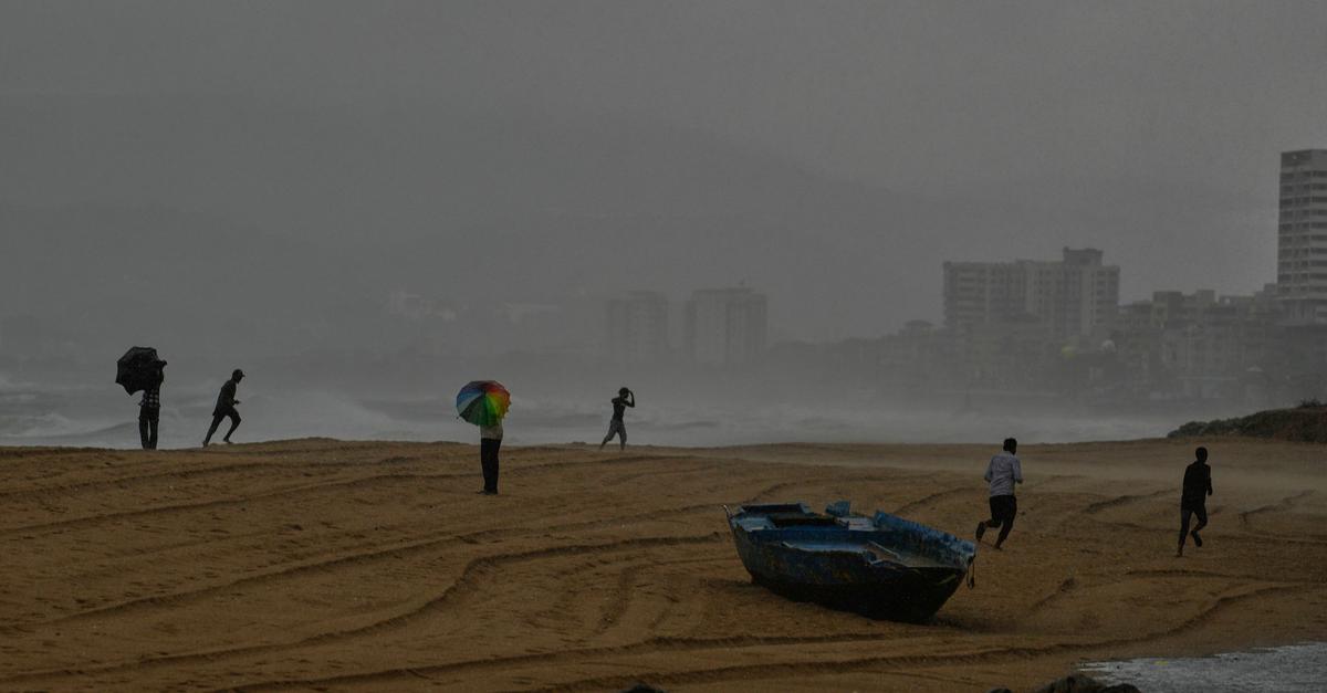 Zyklon trifft auf Indiens Küste – 100.000 Menschen evakuiert