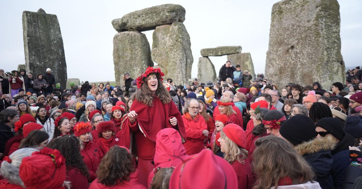 Tausende Menschen verfolgen Wintersonnenwende in Stonehenge