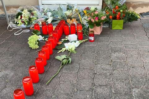 Blumen und Kerzen vor dem Restaurant des ermordeten Hasan Yildiz in Bad Kreuznach.  Archivfoto: Frederik Voss