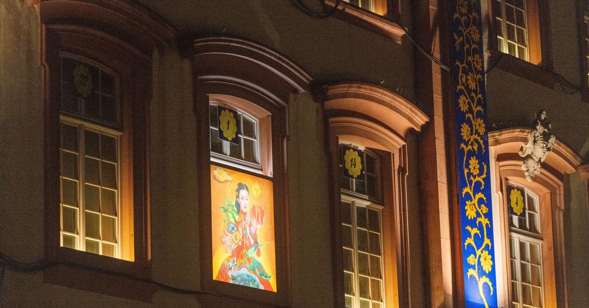 Weltgr-tes-Adventskalenderhaus-ffnet-erstes-Fenster