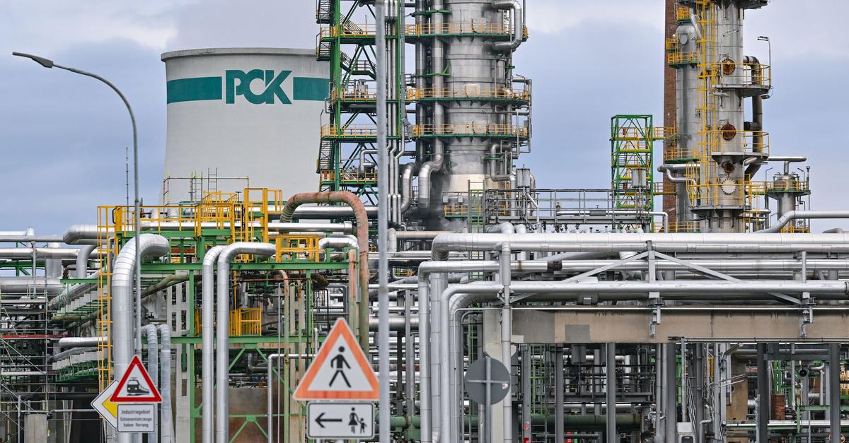 Roh-l-schie-t-meterhoch-aus-Pipeline-in-Brandenburg