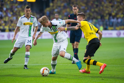 Marvin Schulz von Mönchengladbach im Zweikampf mit Dortmunds Marco Reus. Foto: dpa