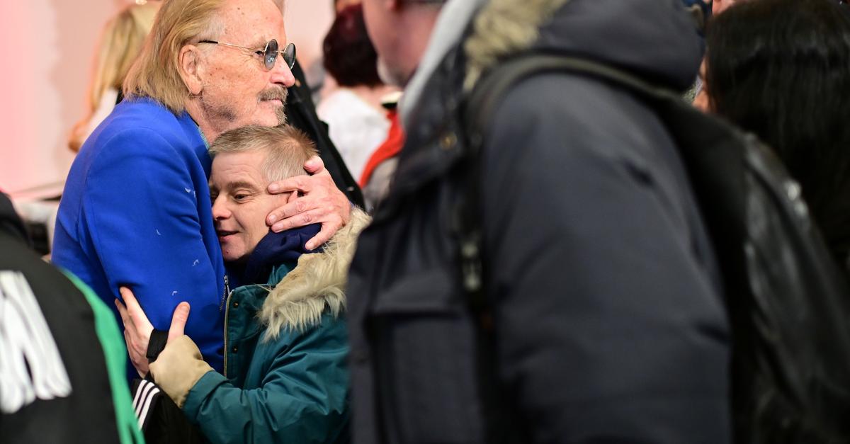 Gans und Geschenke: Frank Zander empfängt Hunderte Gäste