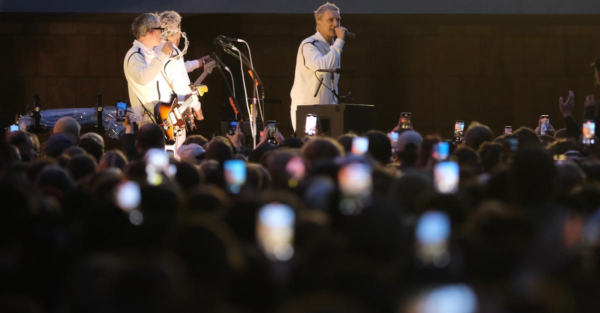 Kraftklub feiert mit „Sterben in Karl-Marx-Stadt“ das Leben