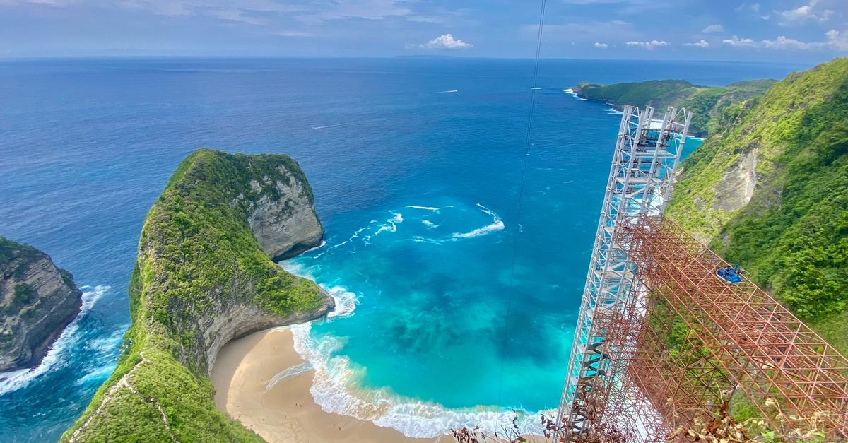 Spor okoli steklenega dvigala razdelil Bali – Ustavitev gradnje na Nusa Penidi