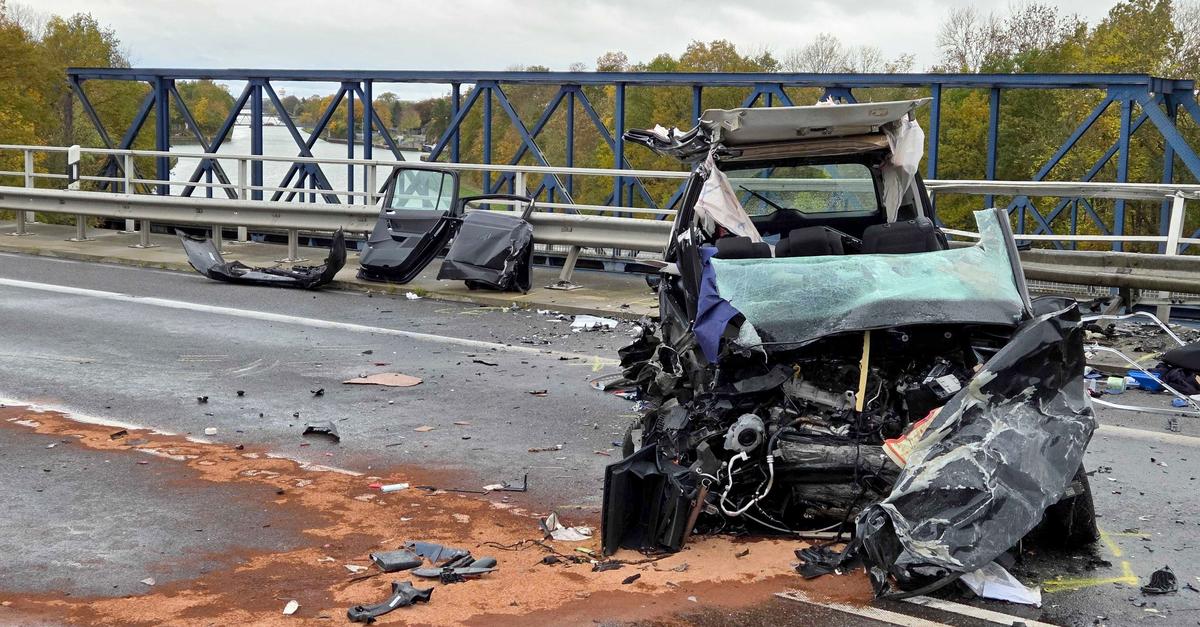 Unfall mit drei Toten im Kanal – Polizei untersucht Leichen