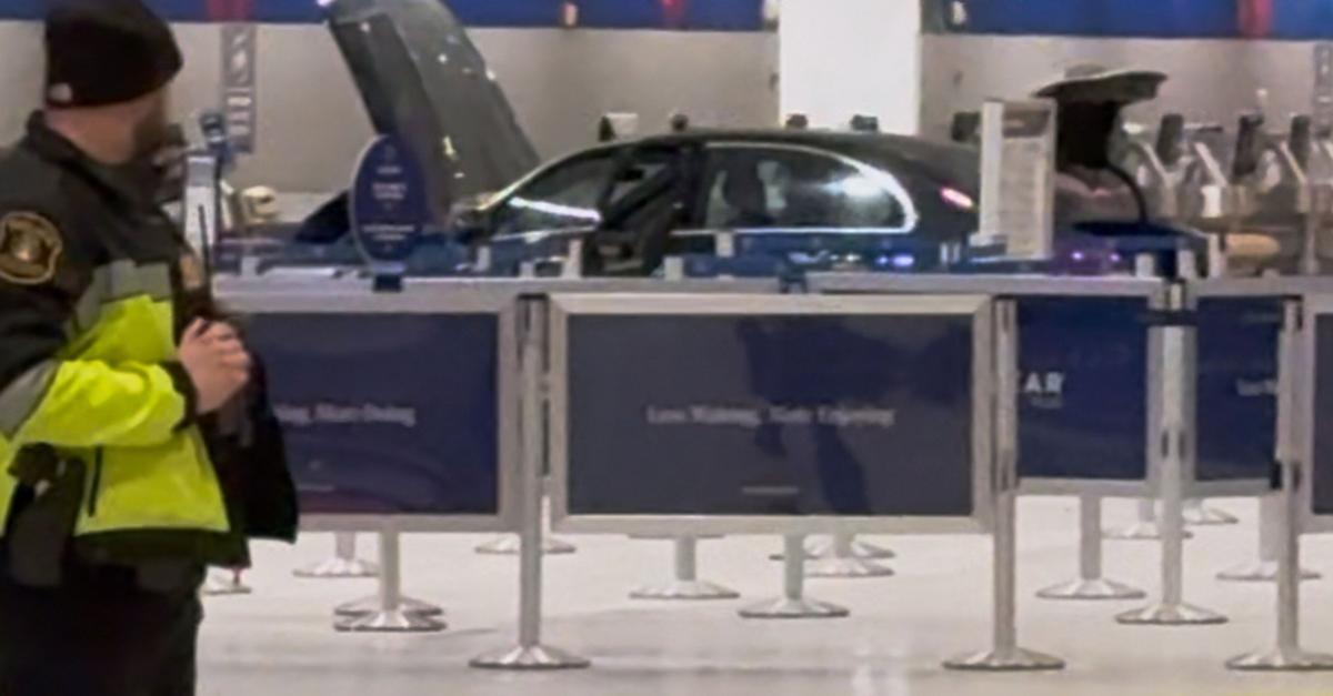 Auto-f-hrt-in-Terminal-in-Detroit-und-rammt-Ticketschalter