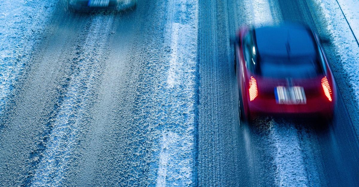 Zaradi poledice ponekod po državi otežene razmere na cestah