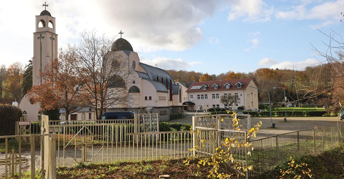 Frau-mit-abgetrennten-H-nden-Baby-vor-Kloster-gefunden