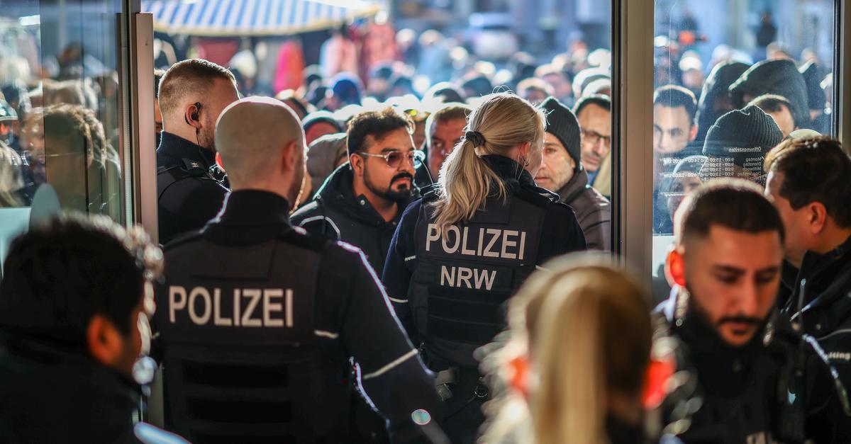 Tumult-vor-Bankfiliale-Kunden-m-ssen-drau-en-bleiben