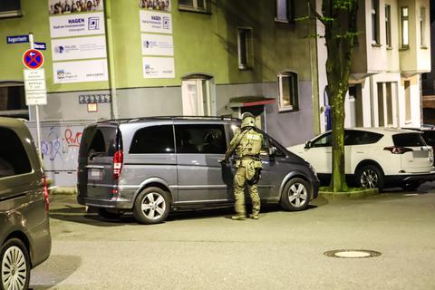 Ein Polizist steht während der Razzia an einem Van in Hagen. NRW war einer der Schwerpunkte des Einsatzes.