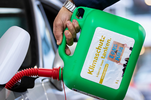 Die EU-Kommission soll prüfen, ob es Ausnahmen für Verbrenner geben könnte, die mit synthetischen Kraftstoffen "E-Fuels" betrieben werden.