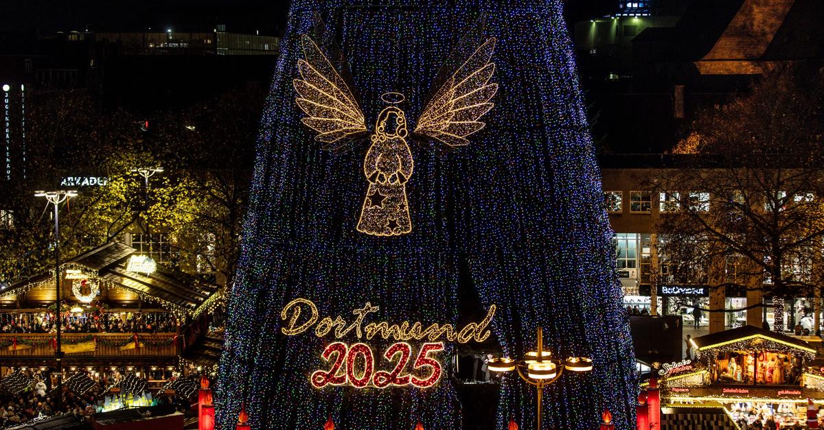 XXL-Weihnachtsbaum-in-Dortmund-leuchtet
