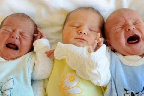 Drei neugeborene Babys in der Klinik. Archivfoto: dpa