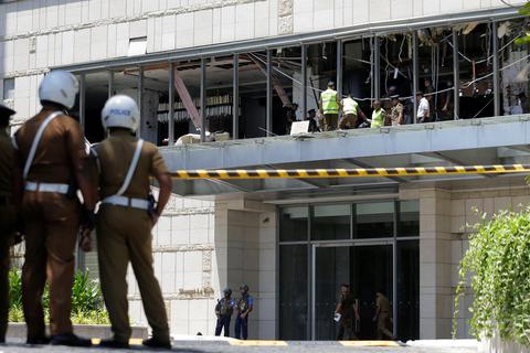 Ermittler in einem Hotel in Colombo, Sri Lanka, in dem zuvor eine Bombe explodierte.  Foto: dpa