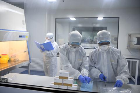 Chinesische Forscher verpacken Nachweisreagenzien für das neue Coronavirus. Foto: dpa