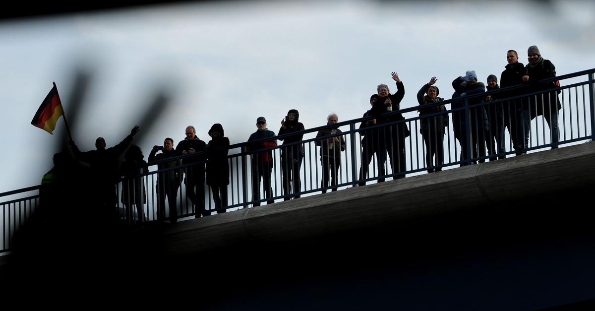 Kleines Volksfest auf A45: Merz gibt neue Brücke frei