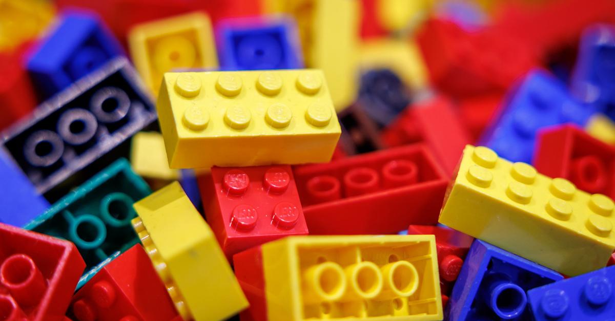 Igranje z Lego kockami kot rešitev za težave pri spogledovanju?
